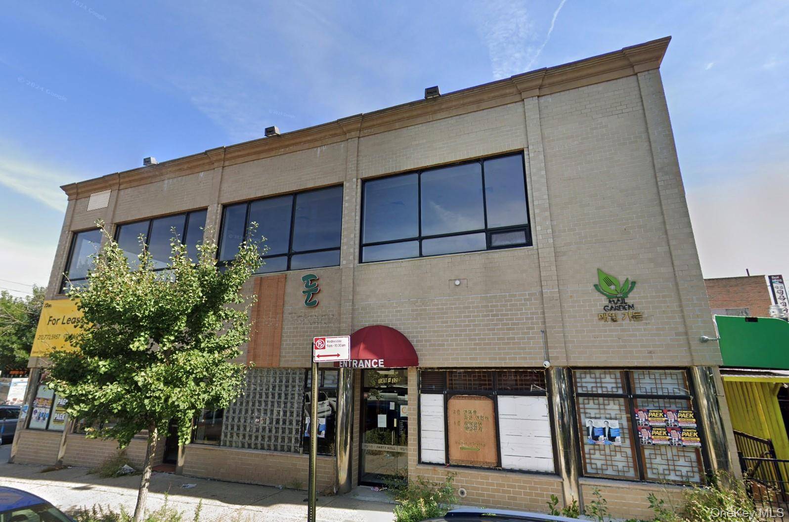 This 9, 000 SF commercial building including a full basement is located in the core of Flushing s bustling food district, surrounded by high foot traffic and dense commercial activity.
