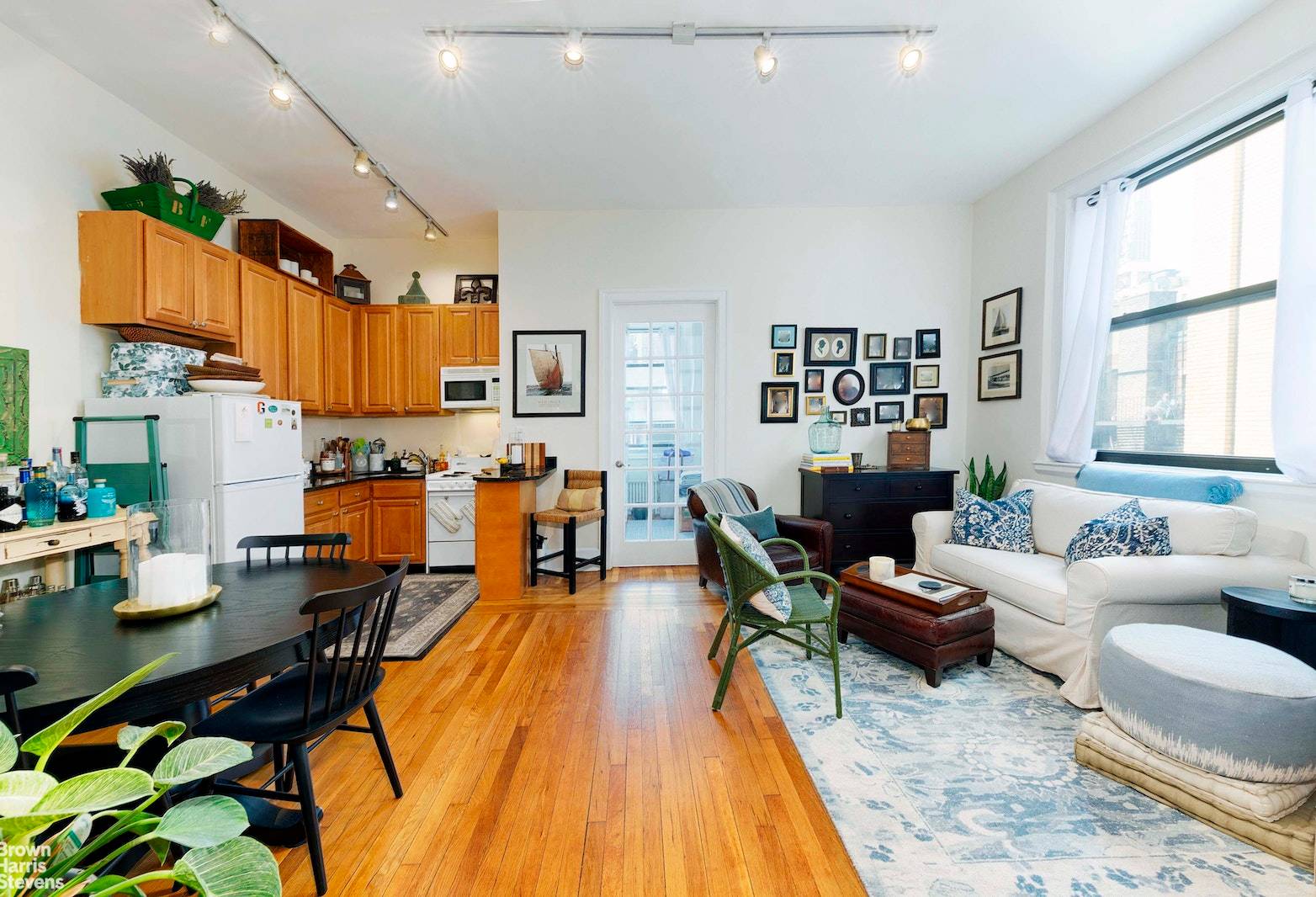 PRICE IMPROVEMENT ! Upper West Side is offering a one bedroom in a condo building.