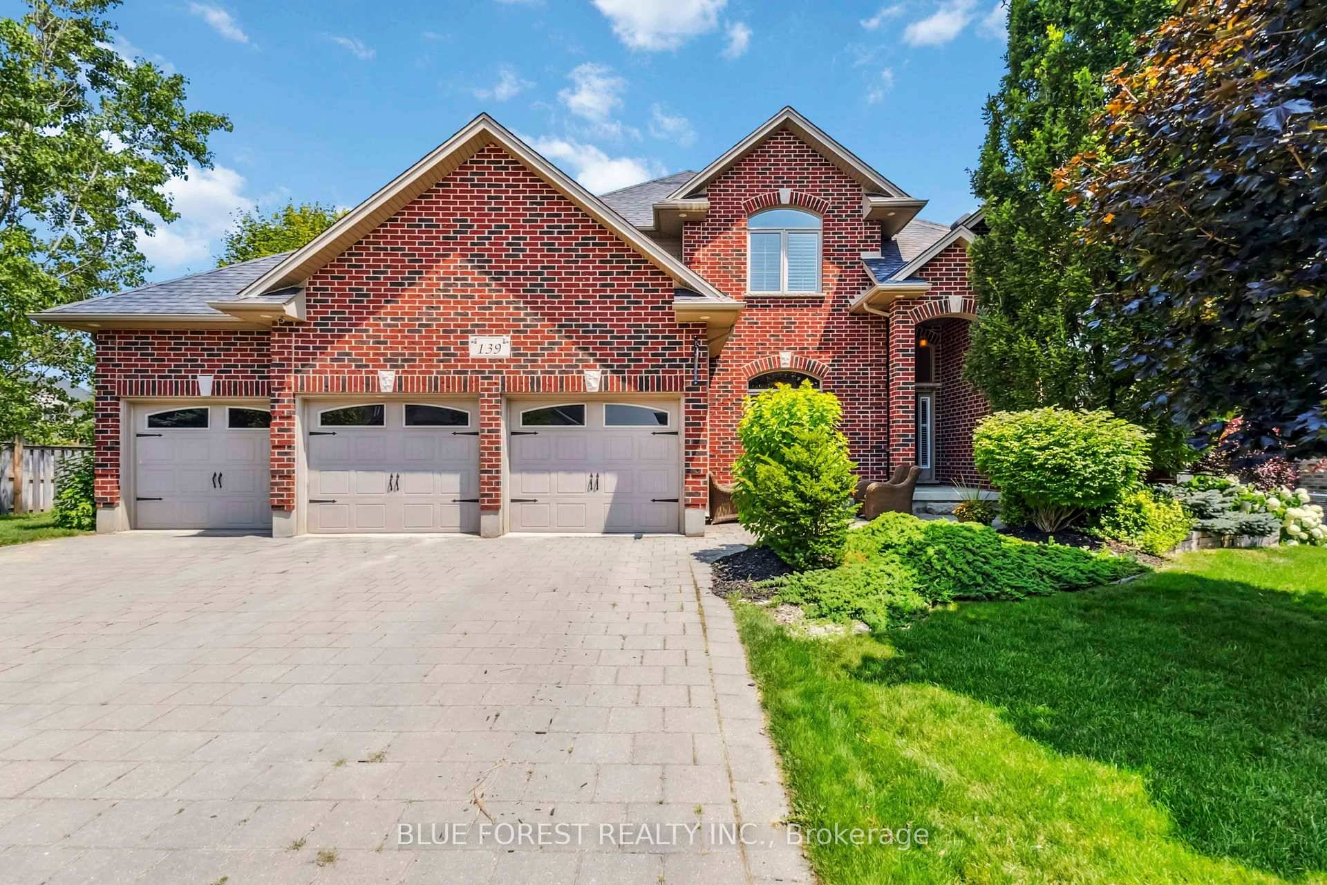 Welcome to this beautifully maintained 2 storey home offering 4 1 spacious bedrooms and 3.