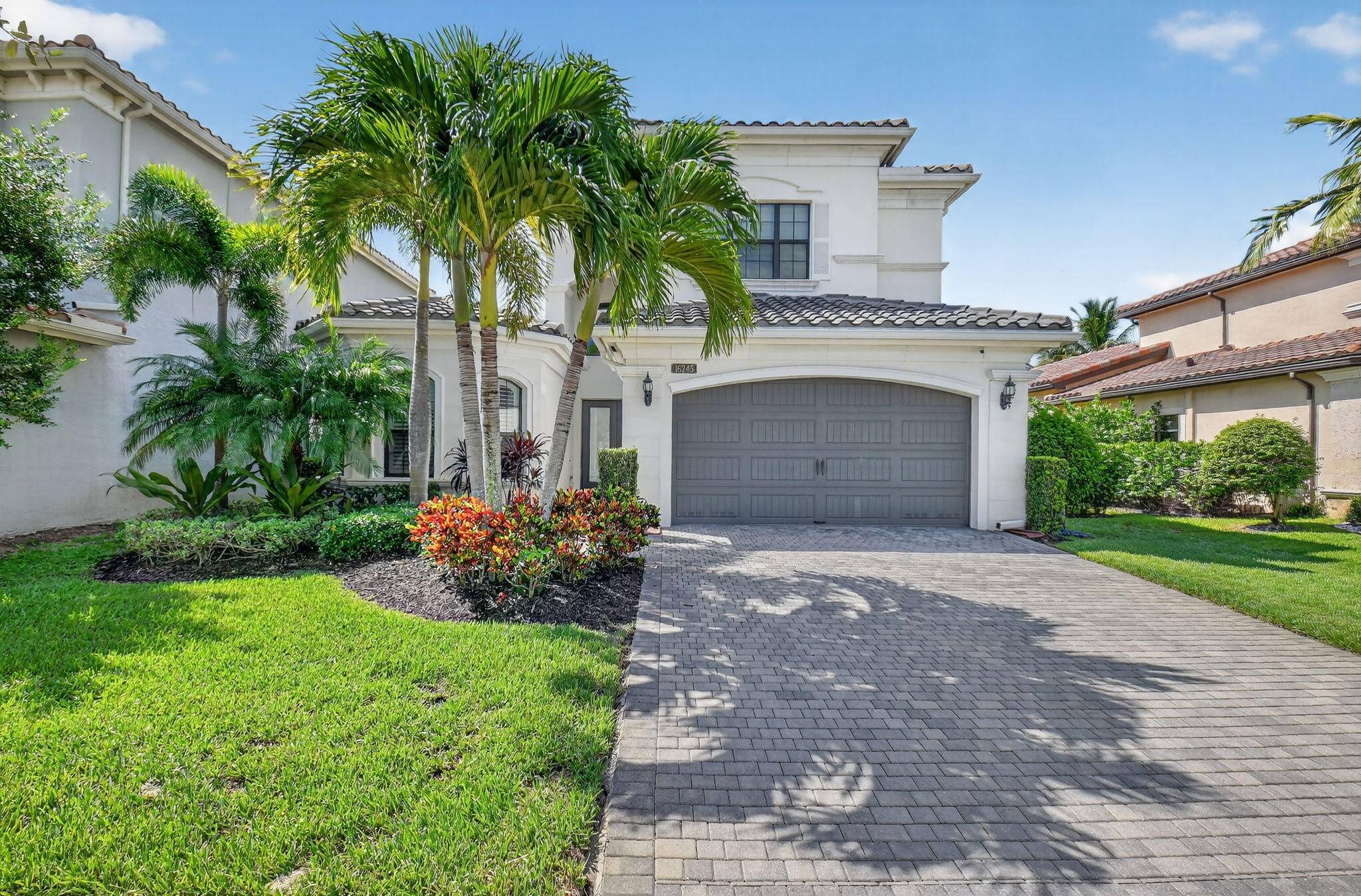 Walk in to stunning Long lake views with this 3BR 3.