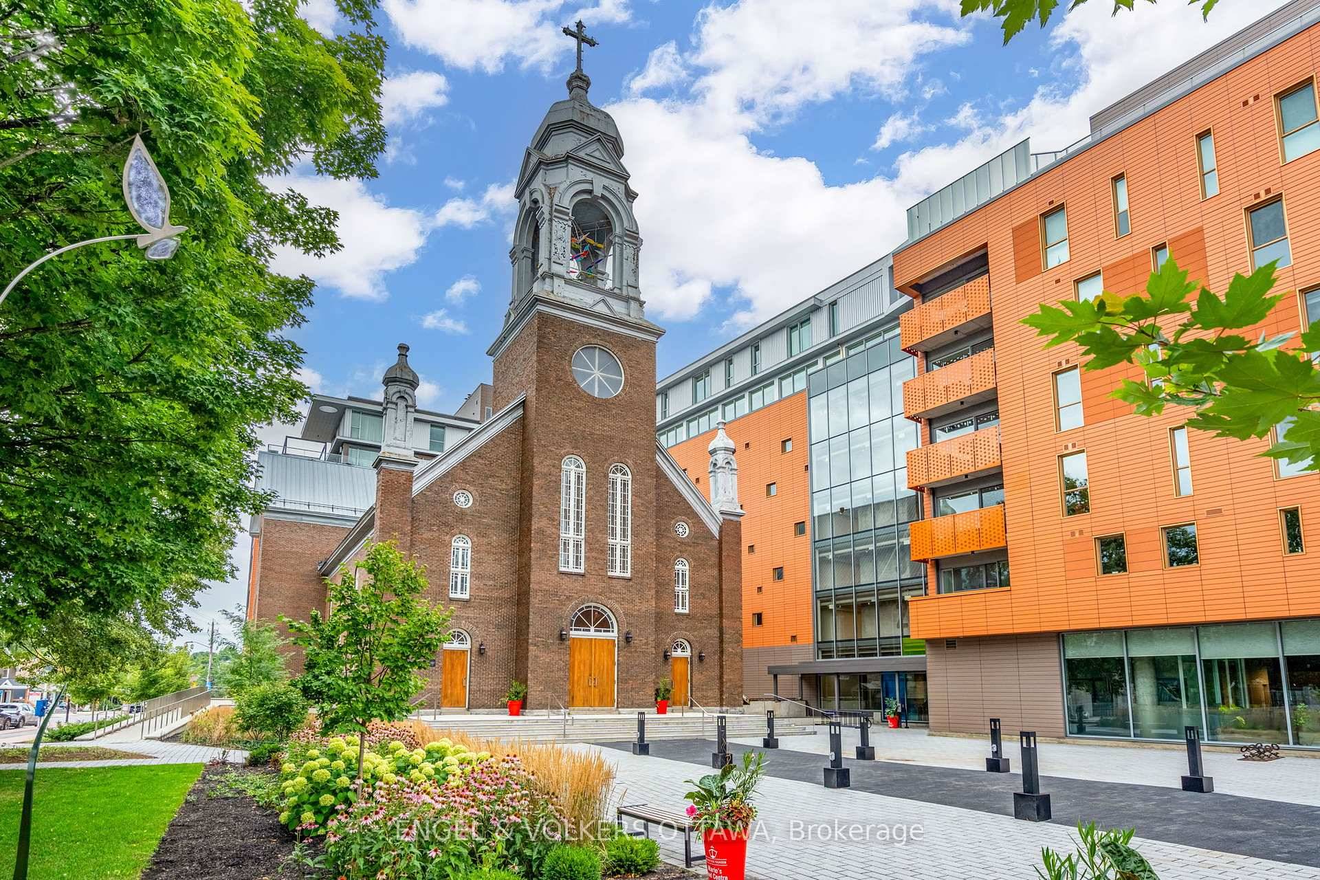 Welcome to the St Charles Market in the heart of the vibrant Beechwood Village.
