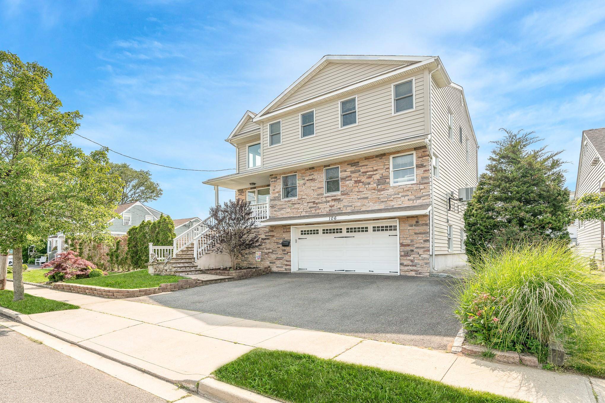 Welcome to your dream waterfront retreat !