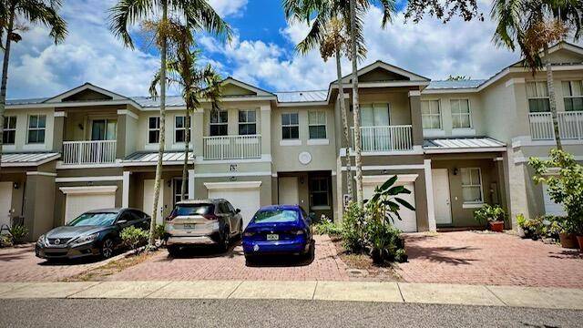 Stunning Upgraded 4 Bedroom Townhome in a Prime Location !