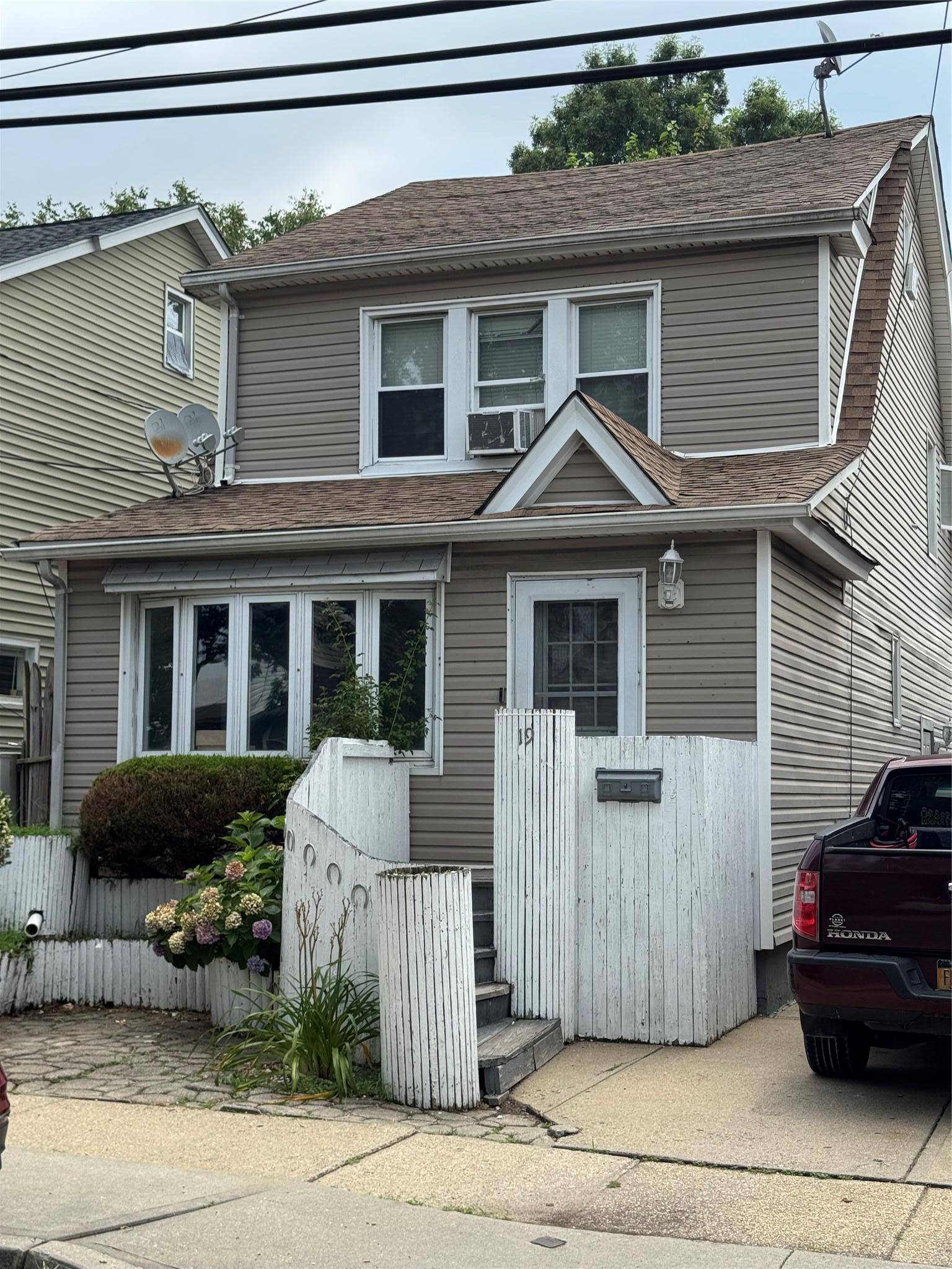 1 family Colonial home located in the gateway of Long Island.