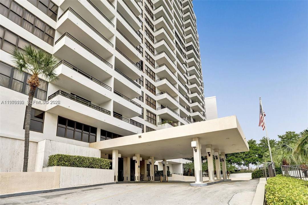 MOVE IN READY FULLY FURNISHED HIGHLY DESIRED COMPLETELY REMODELED 2bed 2bath CORNER UNIT WITH TOP OF THE LINE MATERIALS, OPEN CONCEPT KITCHEN WITH EUROPEAN STYLE CABINETRY, QUARTZ STAINLESS APPLIANCES, CONTEMPORARY ...