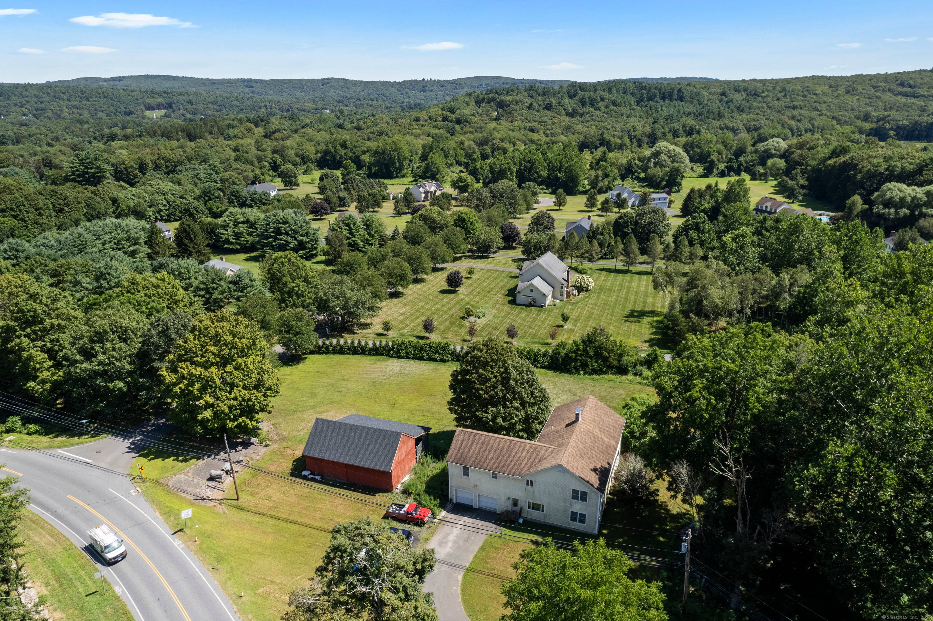 Welcome to a rare find in scenic Woodbury, CT !