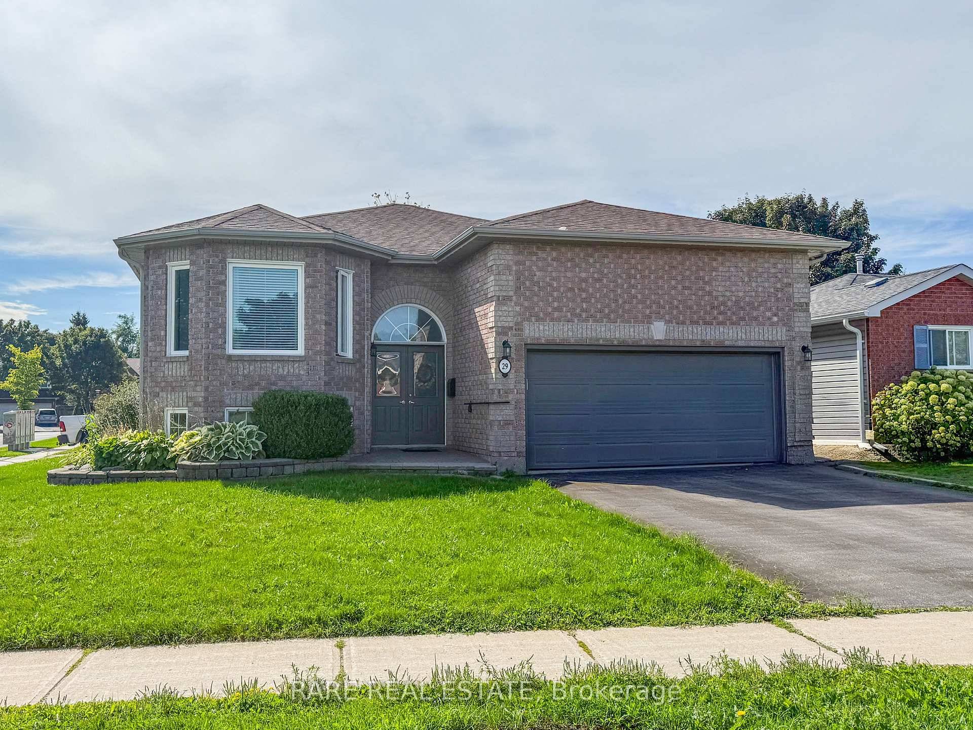 MAIN FLOOR APARTMENT FOR RENT IN SOUTH BARRIE WITH UPGRADED FEATURES, PRIVATE YARD AND TWO CAR GARAGE !