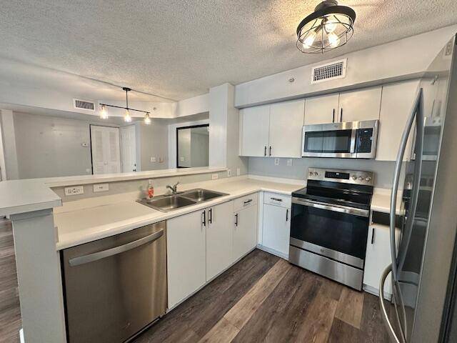 Investors welcome rent after purchase Enjoy this 2 bedroom 2 bath Waterview condo in the gated community of St Andrew's at Boynton Beach located in a top rated school district ...