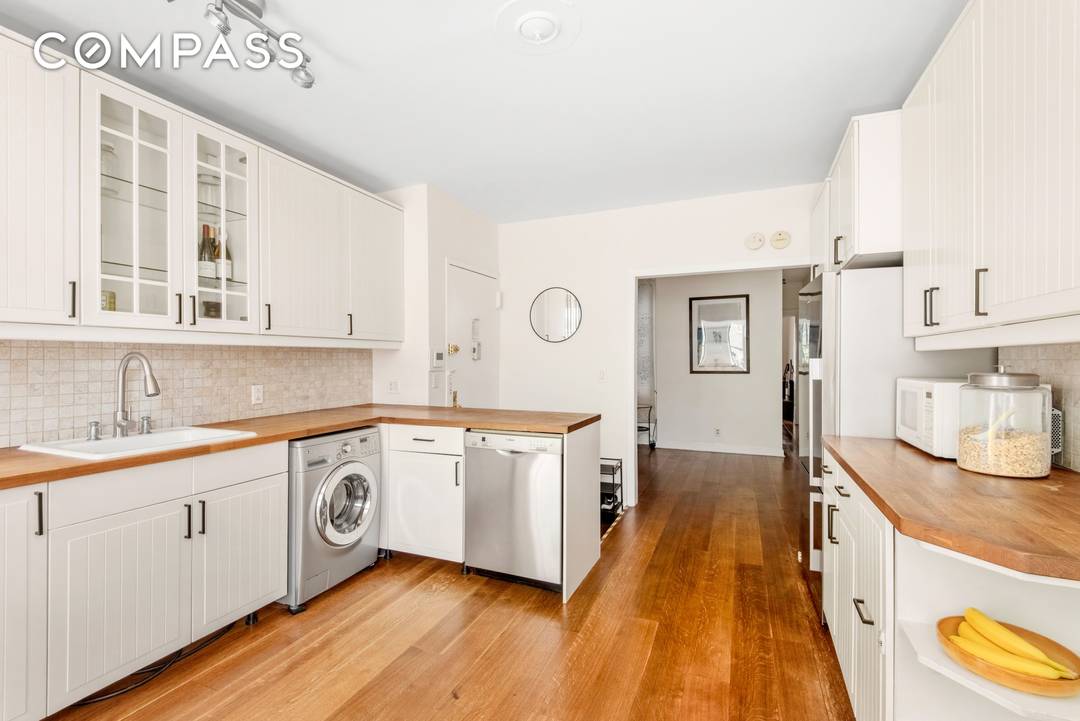 CRAZY LOW MAINTENANCE of 945 in this HUGE 1BED office bonus room, in an intimate 10 unit TOWNHOUSE with a gorgeous ROOF DECK !