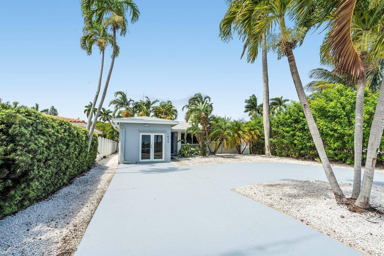 Prime location in Hollywood's sought after Country Club District !