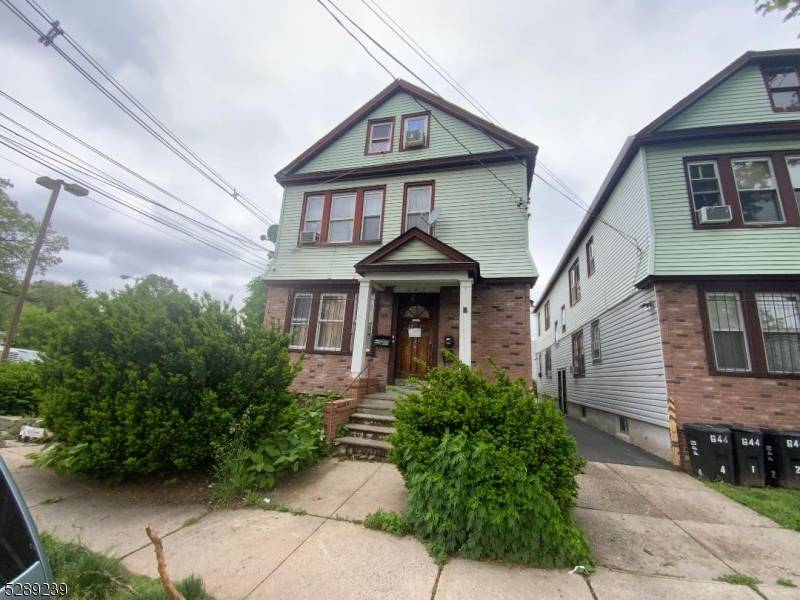 4 APARTMENTS NEAR NORTH AV TRAINSTATION, 2 BEDROOMS, LIVING ROOM, KITCHEN BATHROOM IN EACH APARTMENT, COMMON DRIVEWAY WITH PARKING IN THE BACK, SEPERATE UTILITIES