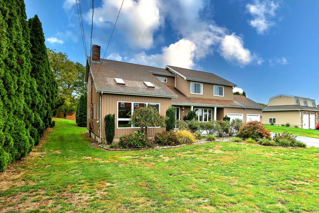 Welcome to 91 Angela Drive, East Haven This stunning 3 bedroom, 2.