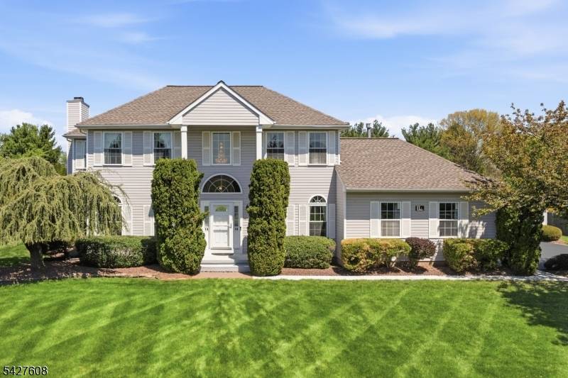 Welcome to 14 Zeller in Wildflower Ridge, one of Somerset's most sought after developments !