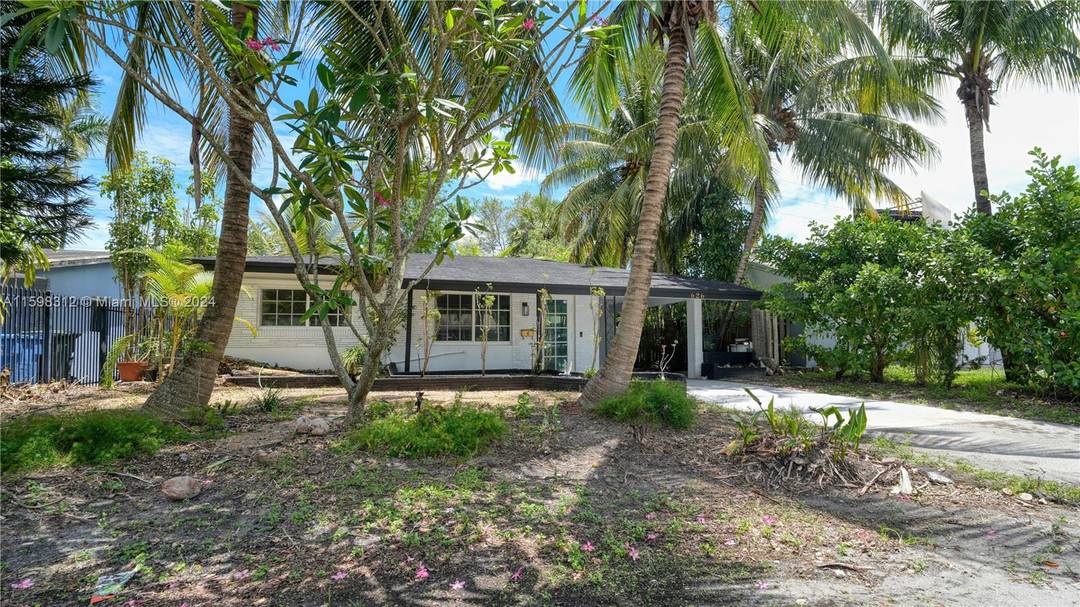 A delightful 2 bedroom, 1 bathroom home nestled in the heart of Oakland Park.
