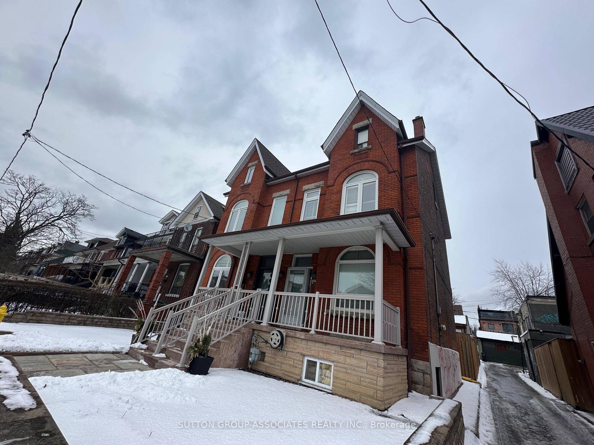 This charming 2 bedroom house could be converted to 3 landlord open to it, located right at Montrose Ave and College St in Toronto, offers a comfortable living space in ...
