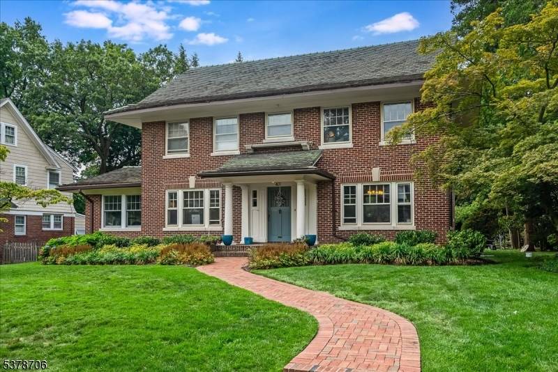 Crisp, sunny, updated and perfectly located this spacious single family home is your perfect solution !