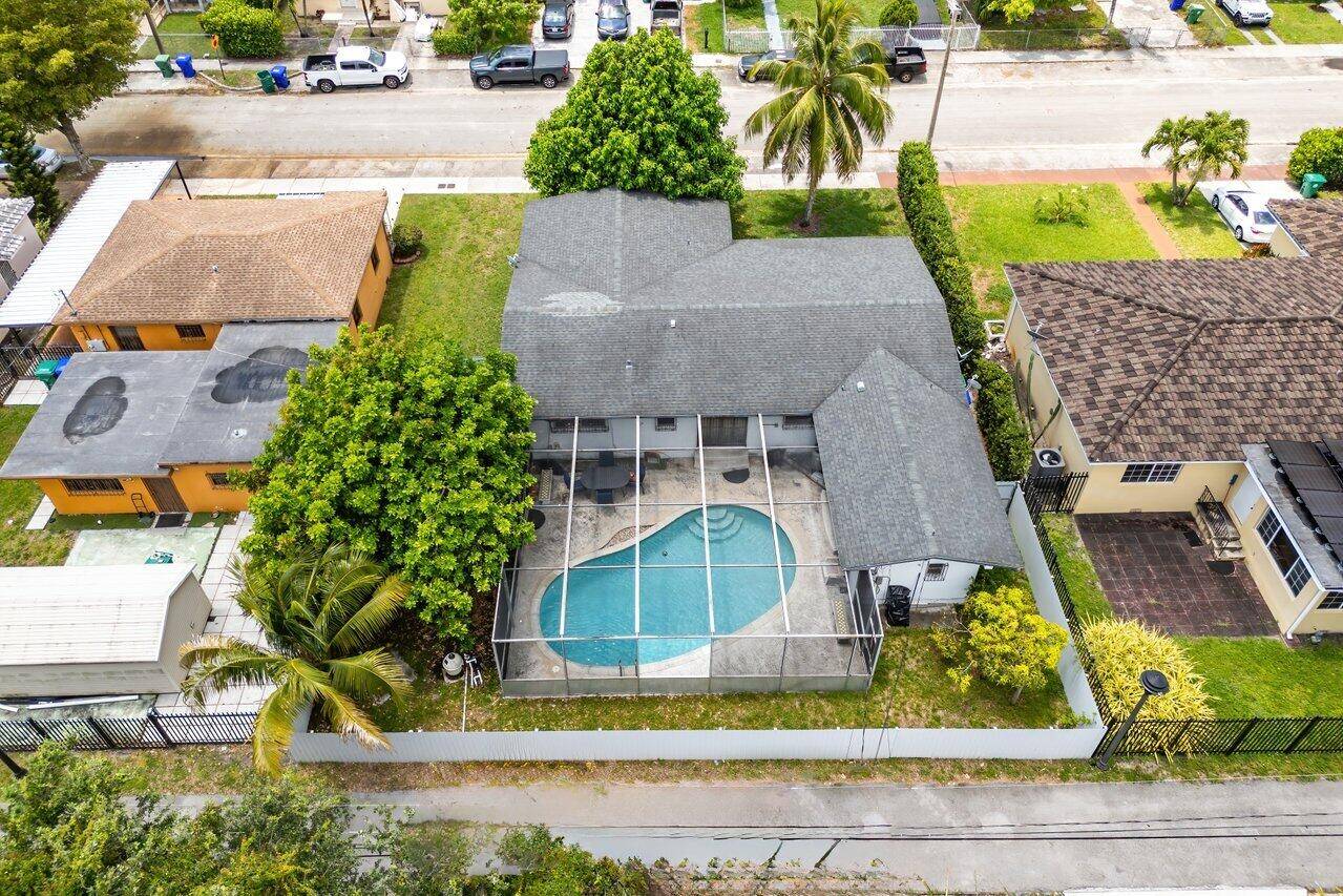 Welcome to the largest single family lot in Crestwood !