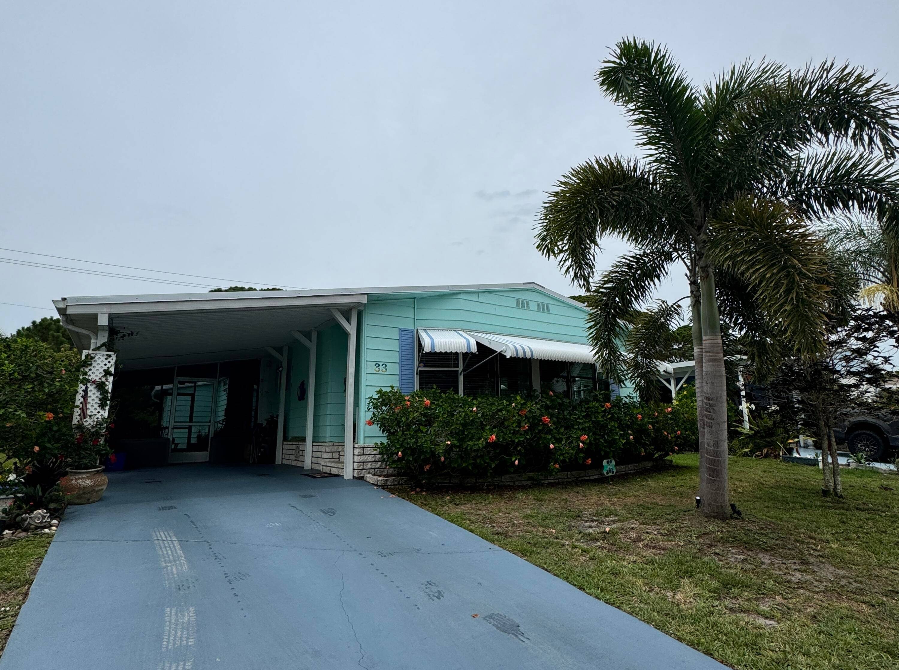Lovely 2 bedroom 2 bath home in the desirable 55 Spanish Lakes Country Club Village community.