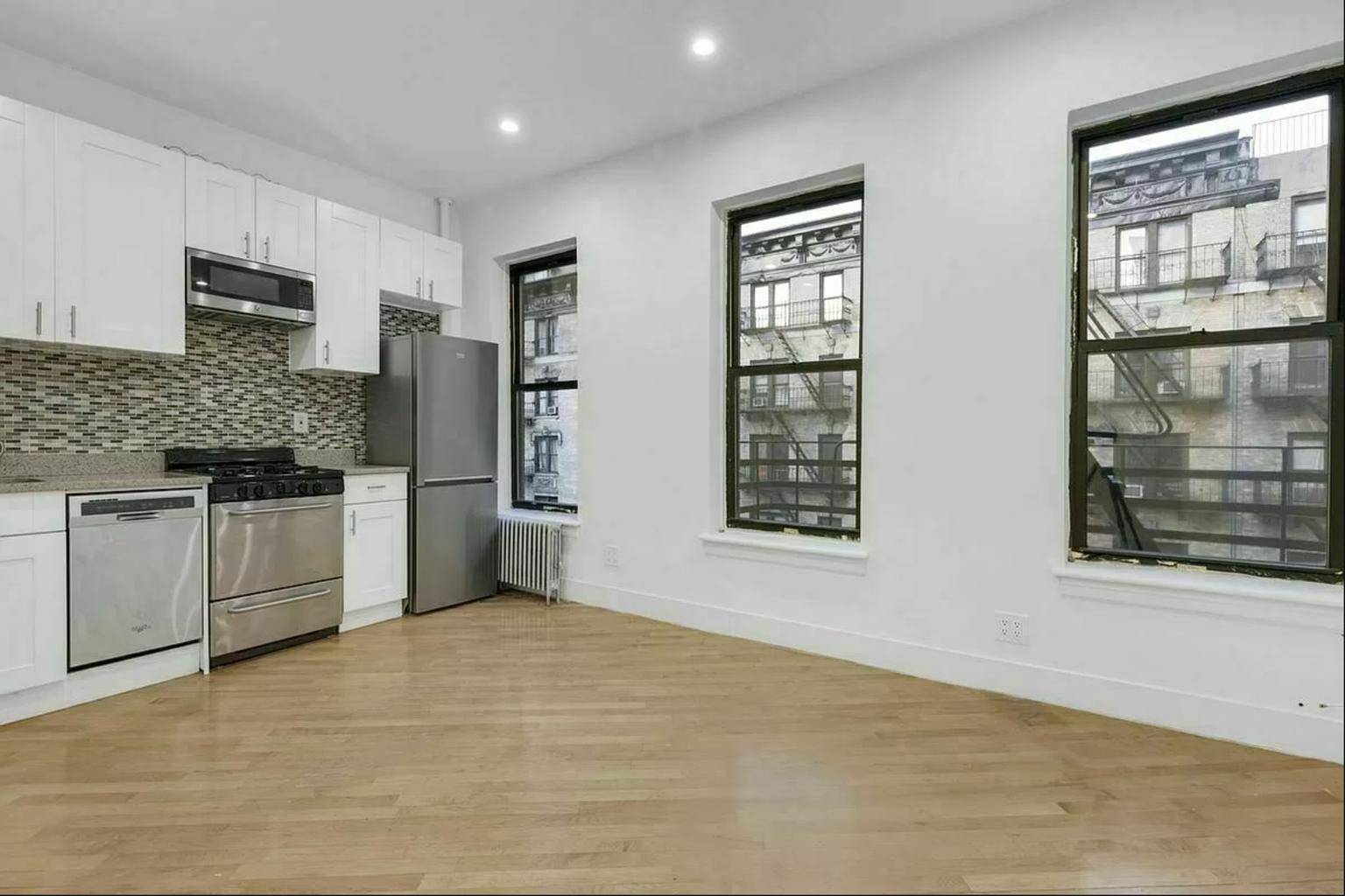 INQUIRE FOR A VIDEOAVAILABLE IMMEDIATELYLive in this beautiful 3 bedroom 1 bathroom apartment on the Upper East Side.