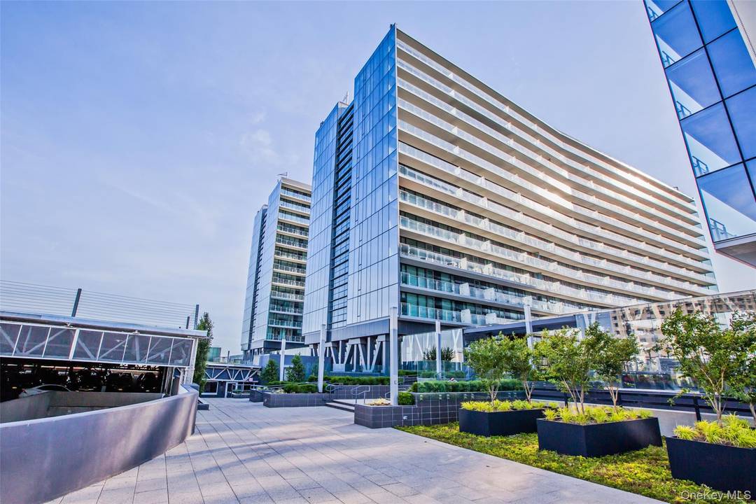 Come and experiences the most luxurious condo towers in the heart of Flushing !