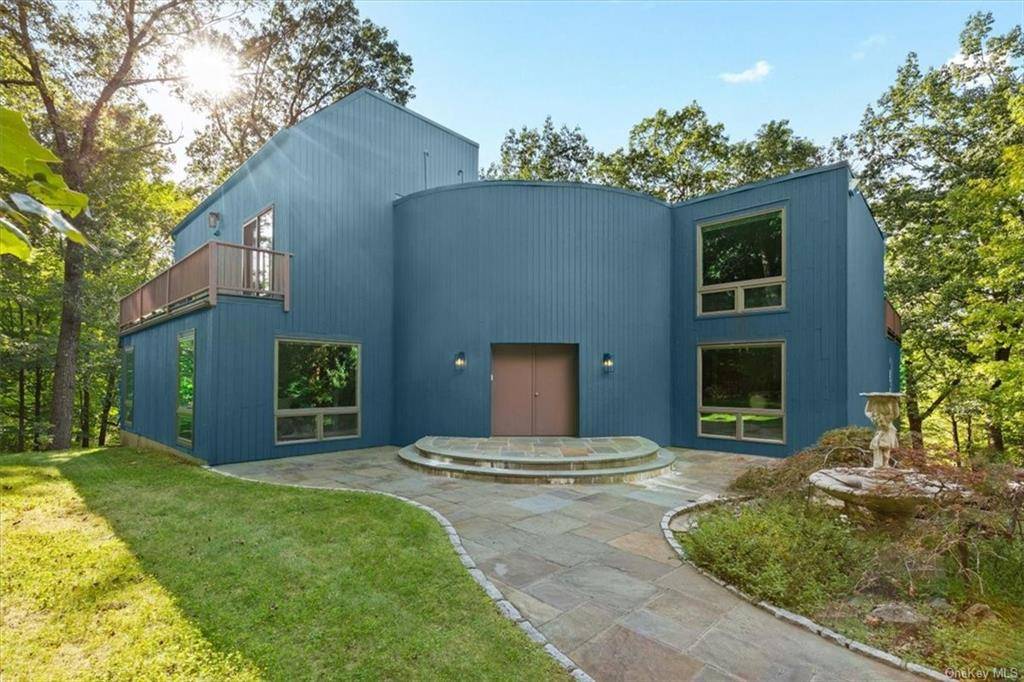 A true architectural masterpiece, this 5, 032 square foot residence is designed to embrace the serene beauty of its natural surroundings from every angle, centering around a spacious grand room ...