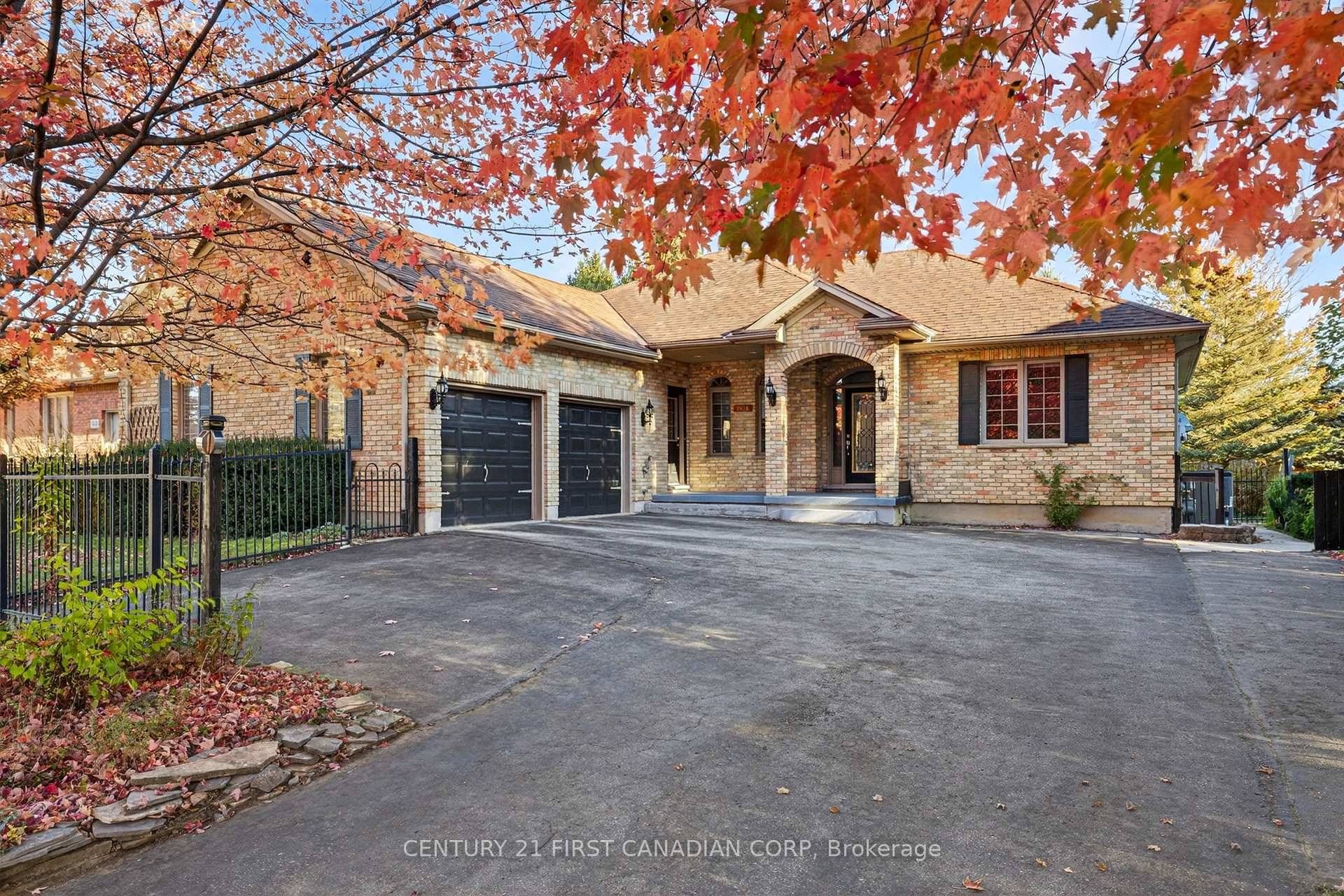 QUAINT COMMUNITY ! DESIRABLE NEIGHBOURHOOD !