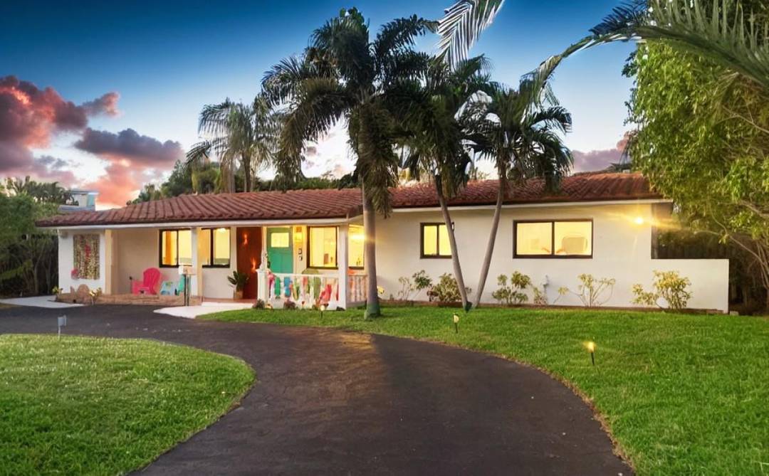 Experience ultimate relaxation in this coastal Lauderdale by the Sea private tropical retreat !