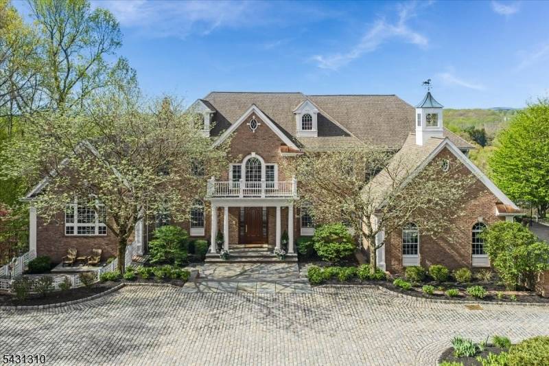 This refined residence, set on 4.