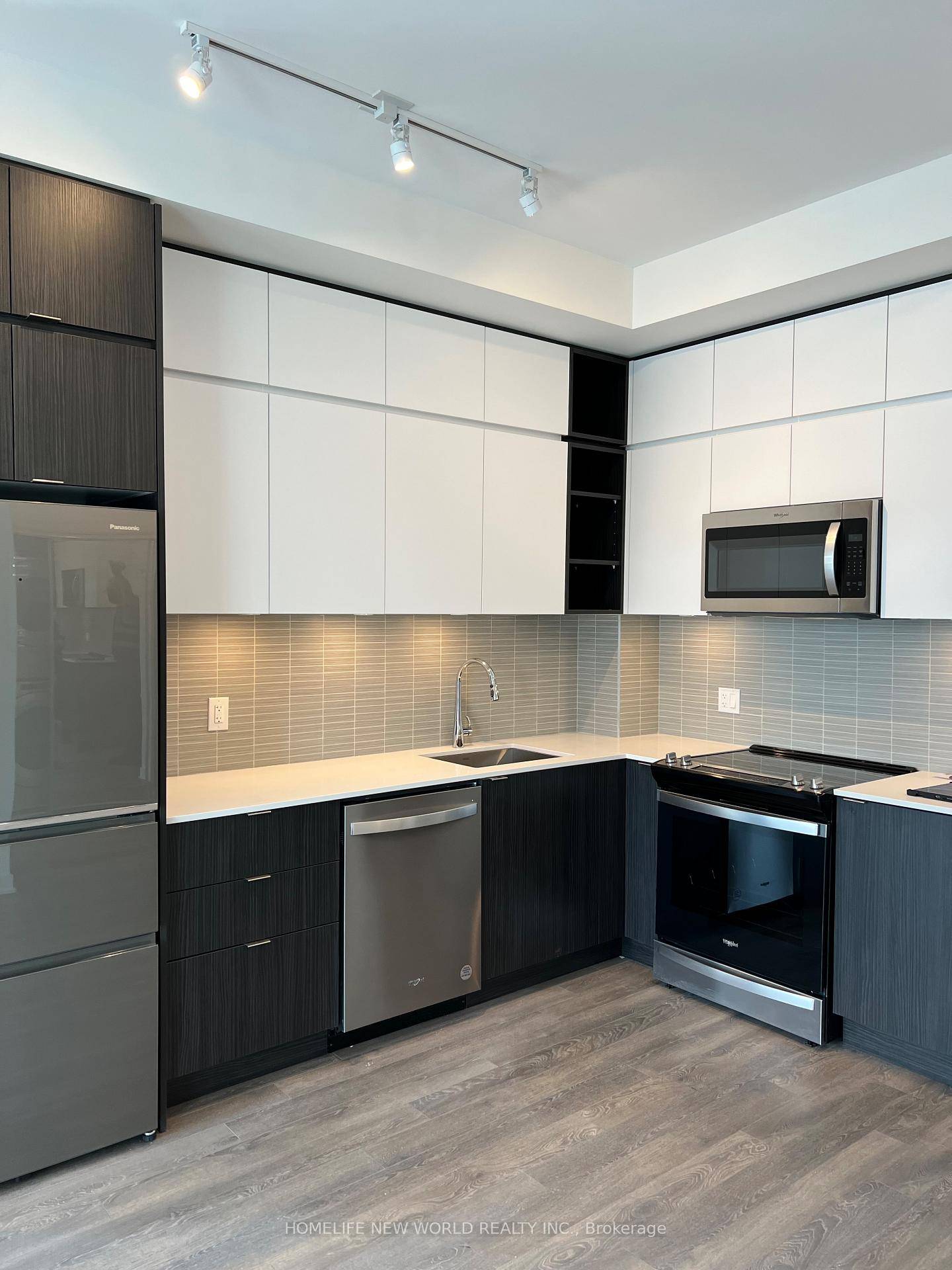 Enjoy this stunning Lower Penthouse featuring 10 foot ceilings and floor to ceiling windows.