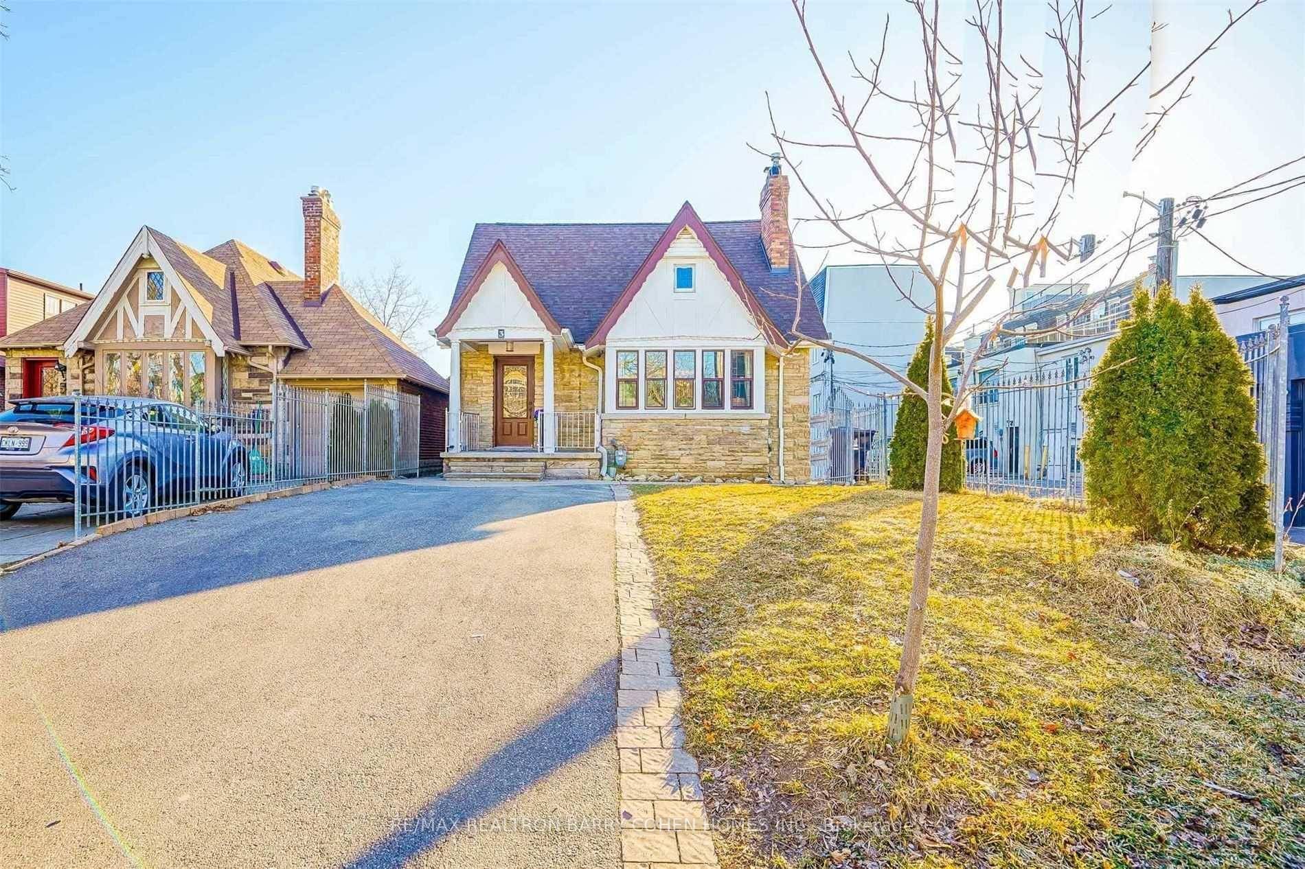 1 Bedroom, 1 Bathroom Basement Apartment in North Forest Hill a very convenient location.