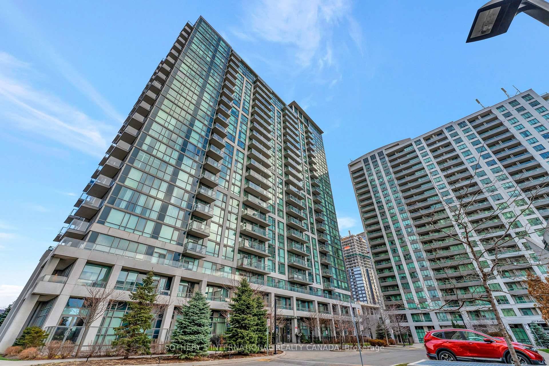 Discover urban living at its finest in this 2 1 bed, 2 bath north facing corner unit.