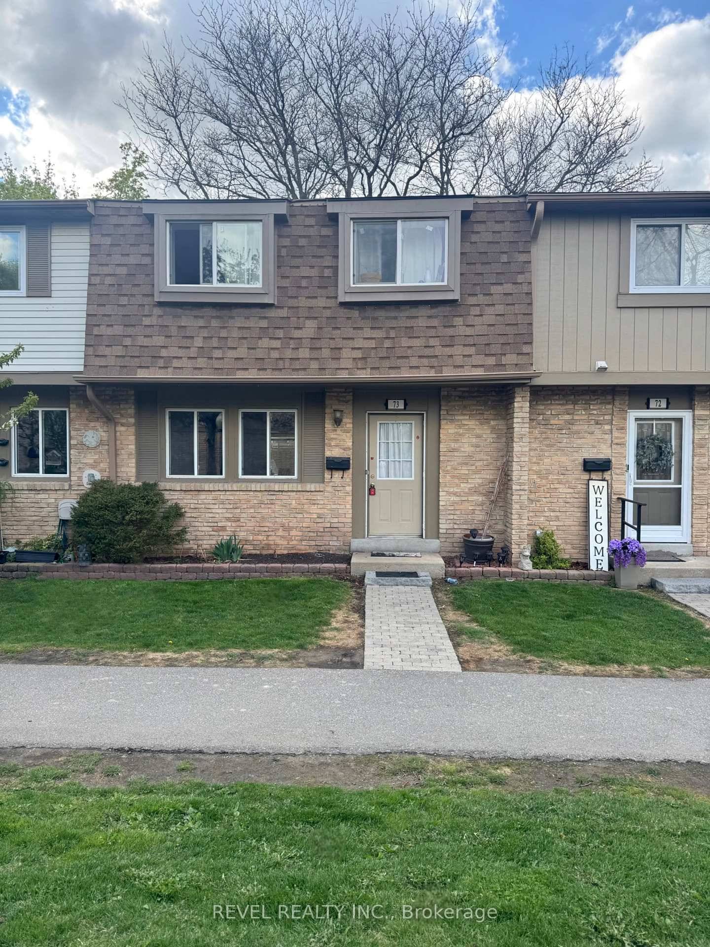 This 3 bedroom, 2 bath townhouse condo is perfect for investors, renovators, or first time buyers looking to add their personal touch.