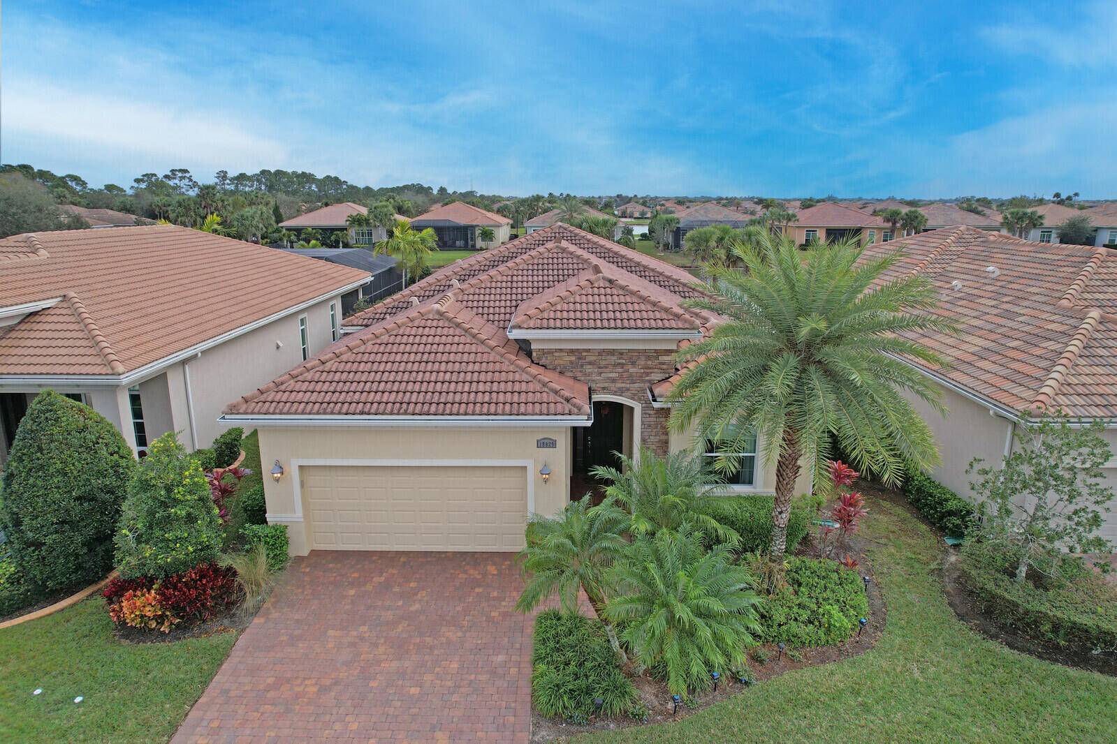 BEAUTIFUL LAKEFRONT HOME WITH 3 BEDROOMS, DEN 3 BATHS !