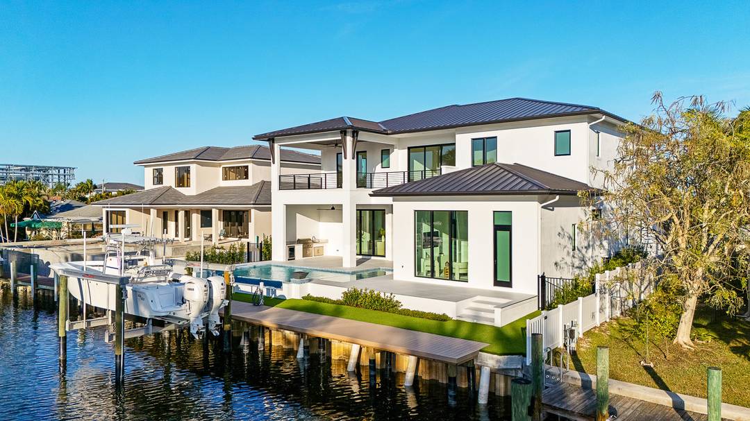 Brand new waterfront construction in the heart of Palm Beach Gardens offering the perfect blend of luxury and functionality.