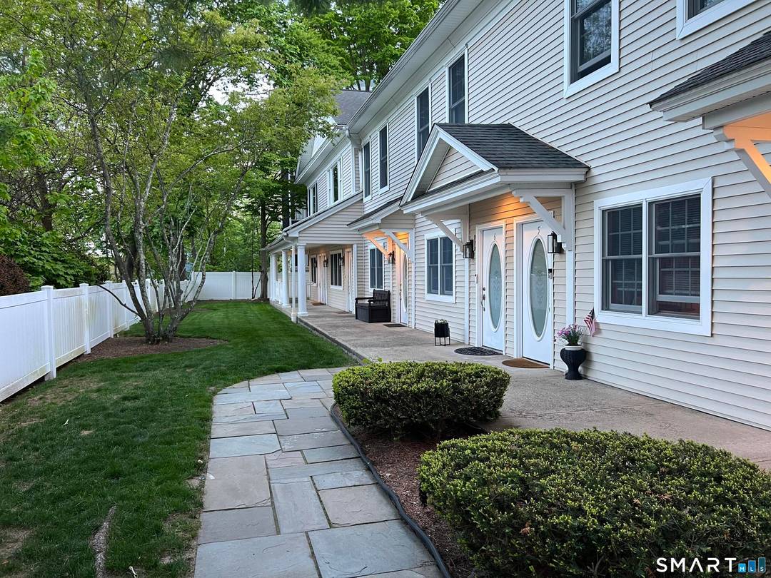 This beautiful condo townhouse is located conveniently within a 5 min walk to downtown Westport.