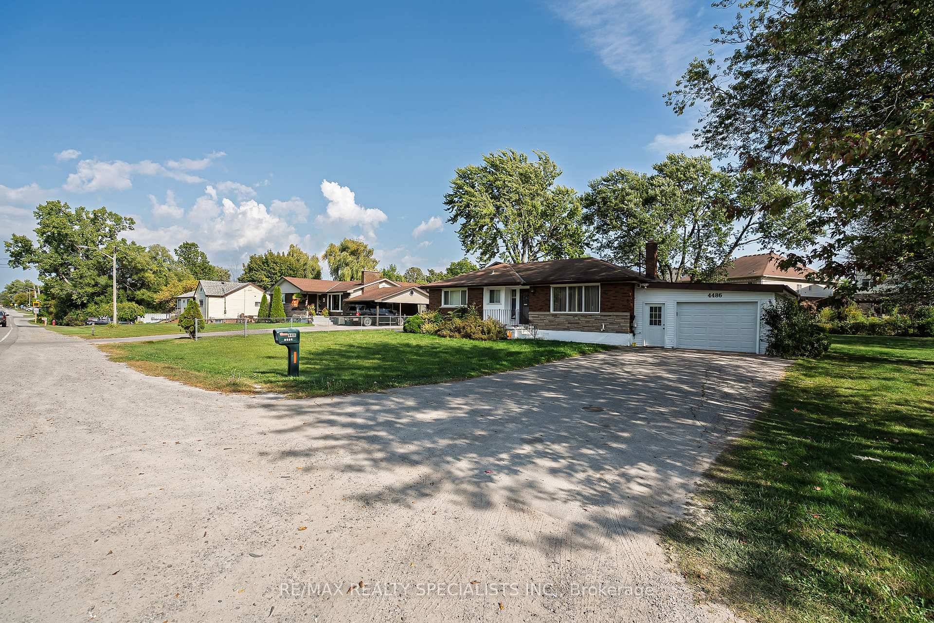 Welcome To 3 bedroom Brick Bungalow In Chippawa Prime Lot Near The River !