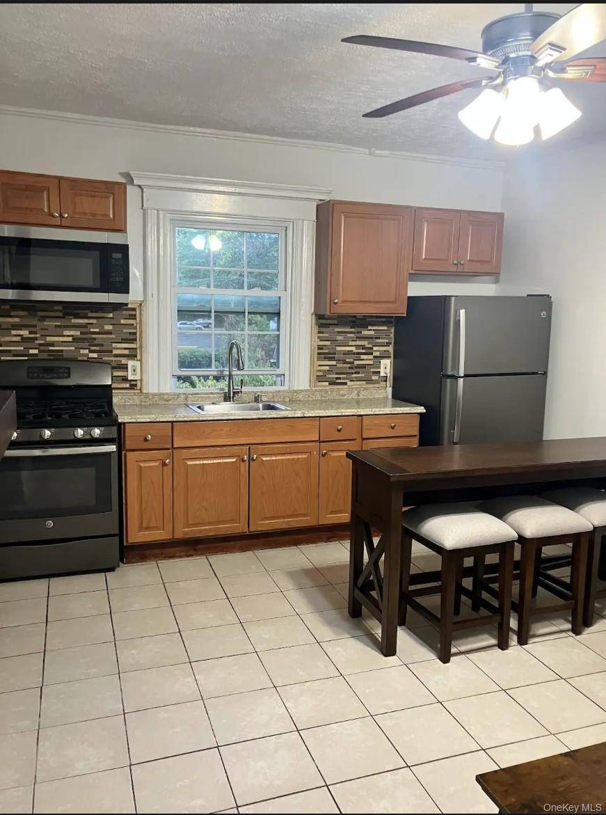 Beautiful 3 Bedroom Apartment in New Rochelle Heat amp ; Electricity Included Located in a quiet, residential area of New Rochelle, this well kept 3 bedroom apartment offers comfortable living ...