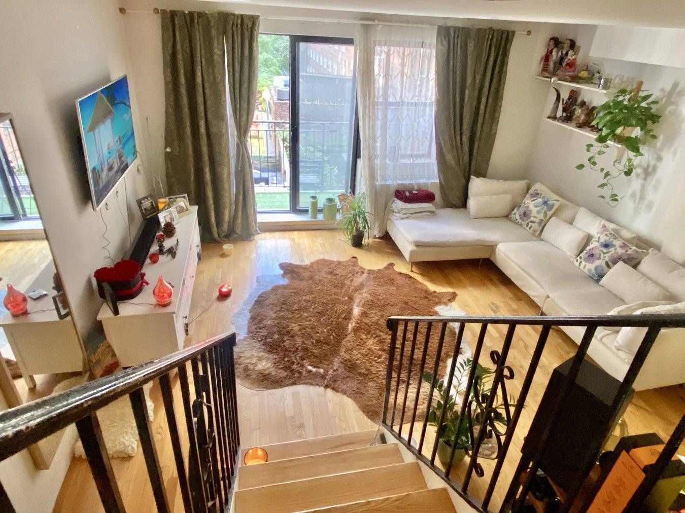 Fully Furnished Triplex apartment with private balcony in the border of Gramercy Murray Hill location.