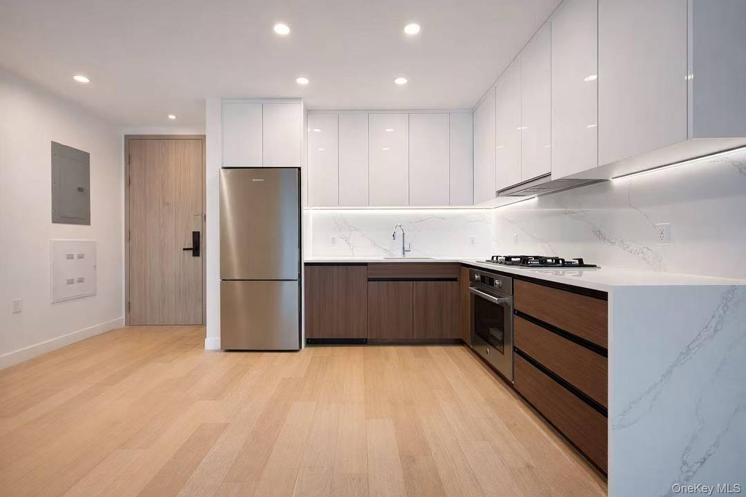 Move right into this beautifully designed residence at Northern Parc Condominium, located in the heart of Downtown Flushing.
