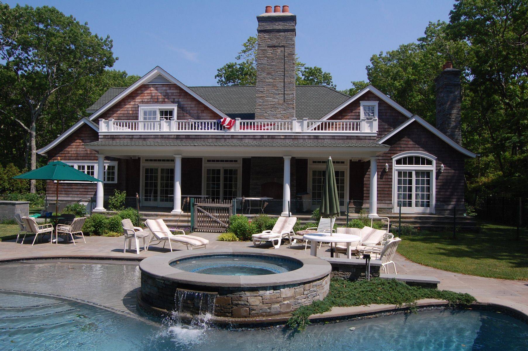 Impressive Post Modern Close to Village Fringe