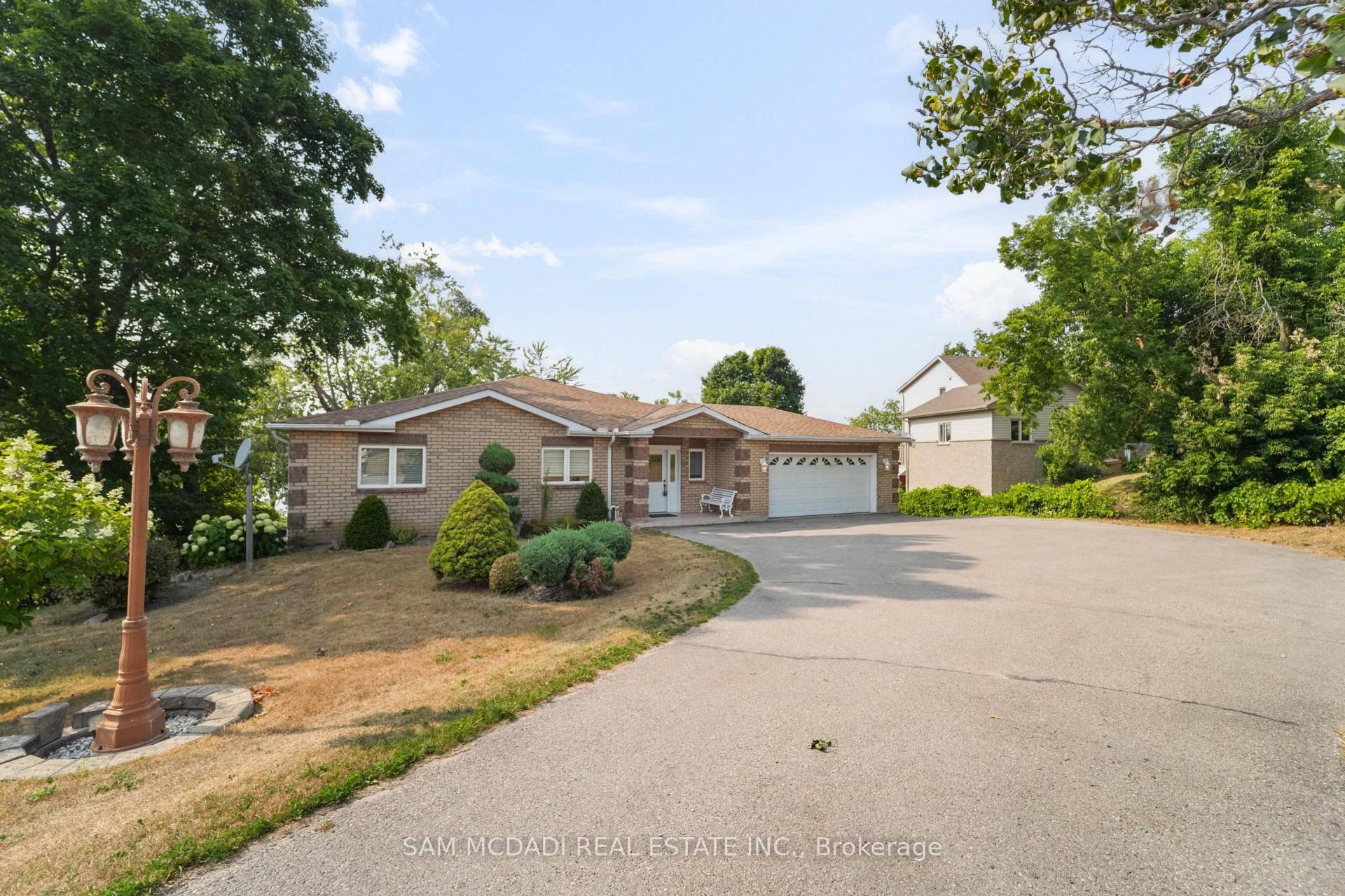 Tucked away on the peaceful shoreline of Chemong Lake, this rare year round gem offers the perfect blend of comfort amp ; the feel of a permanent escape.