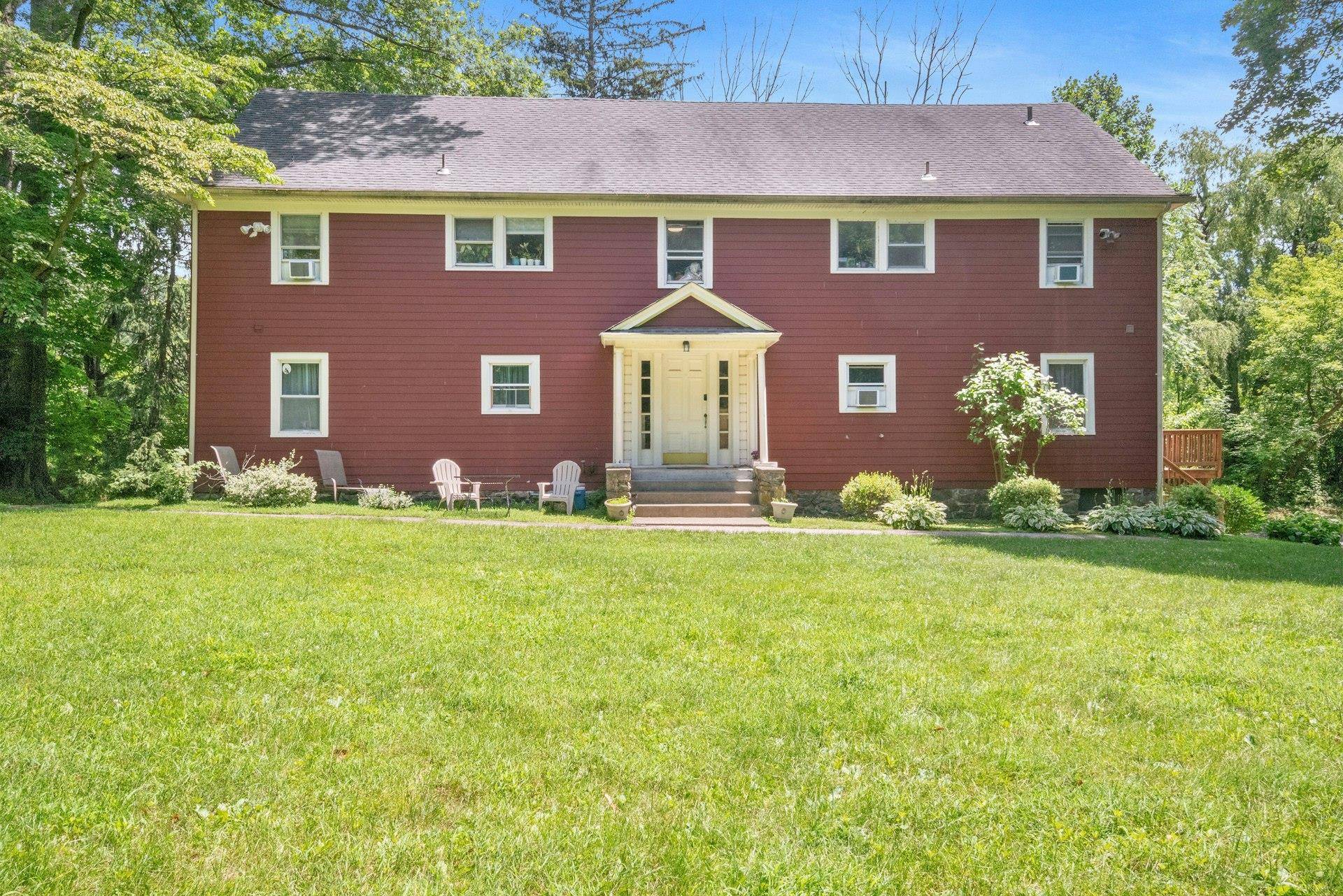 Don't miss this rare opportunity in the coveted Briarcliff Manor School District ; Welcome to this exceptional multi family home located in the highly desirable village of Briarcliff Manor, offering ...