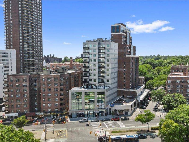 Elegant 1 Bedroom, 1 Bathroom condo in the heart of Kew Gardens !