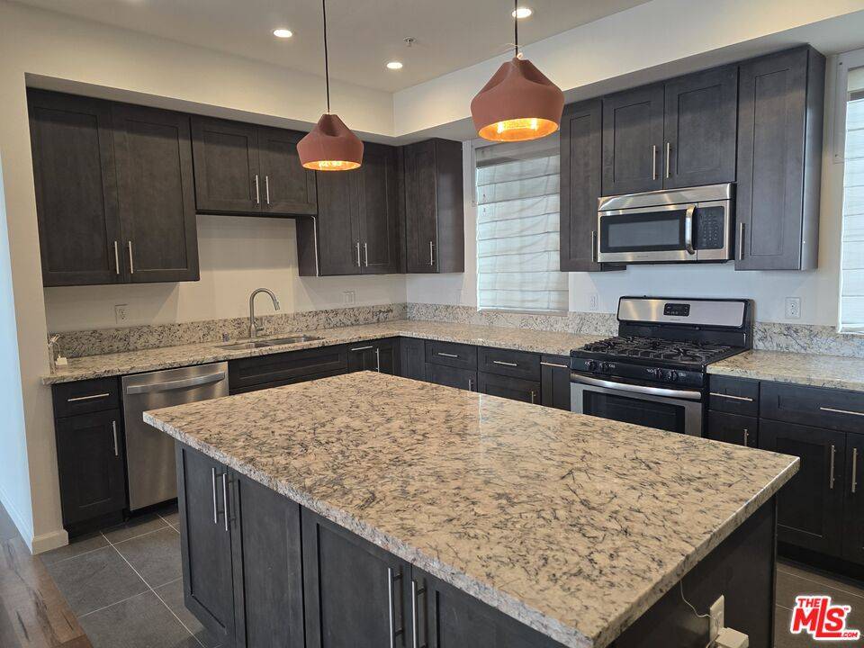 940  S Western Ave 3BR La