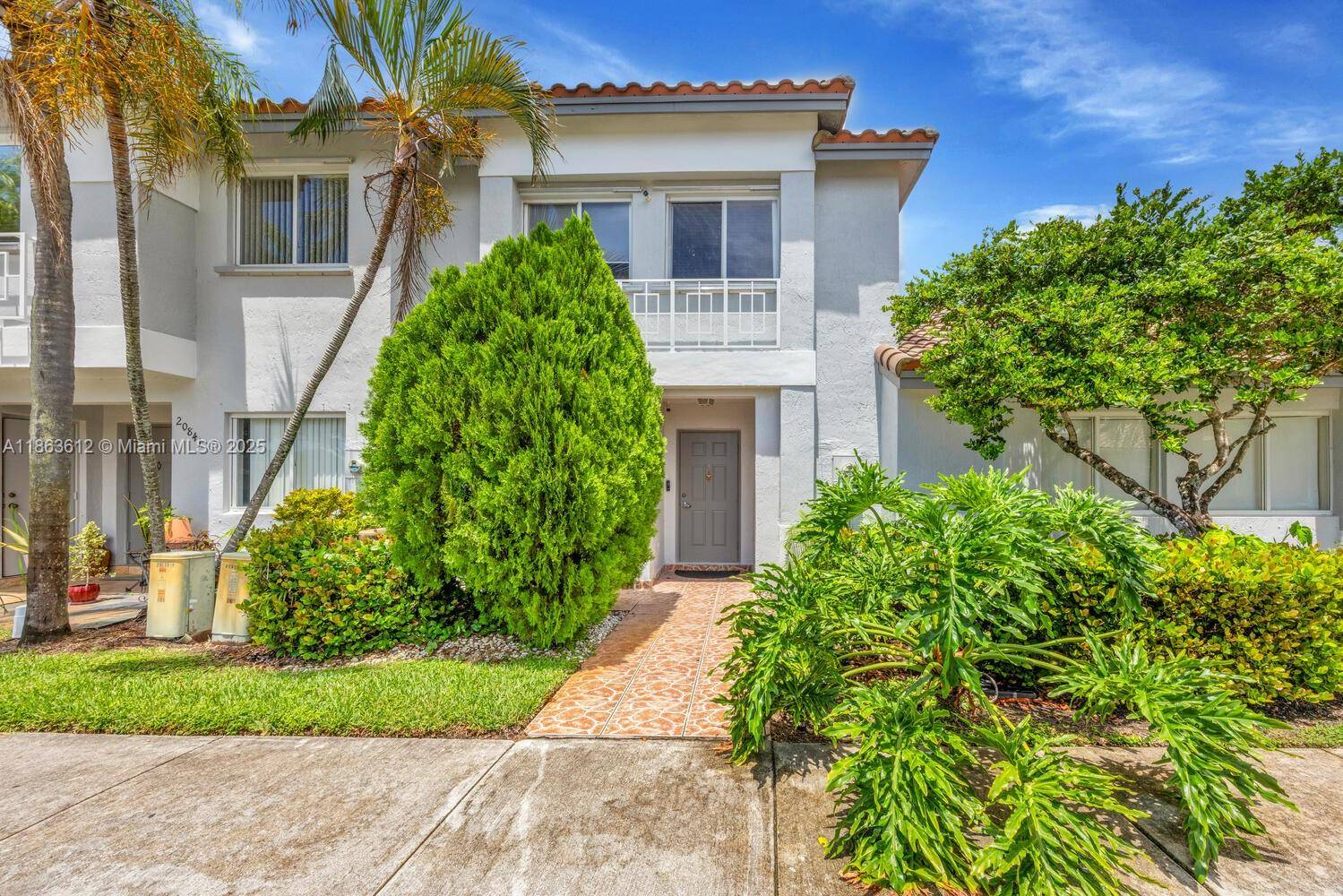 Lakefront living at its best !