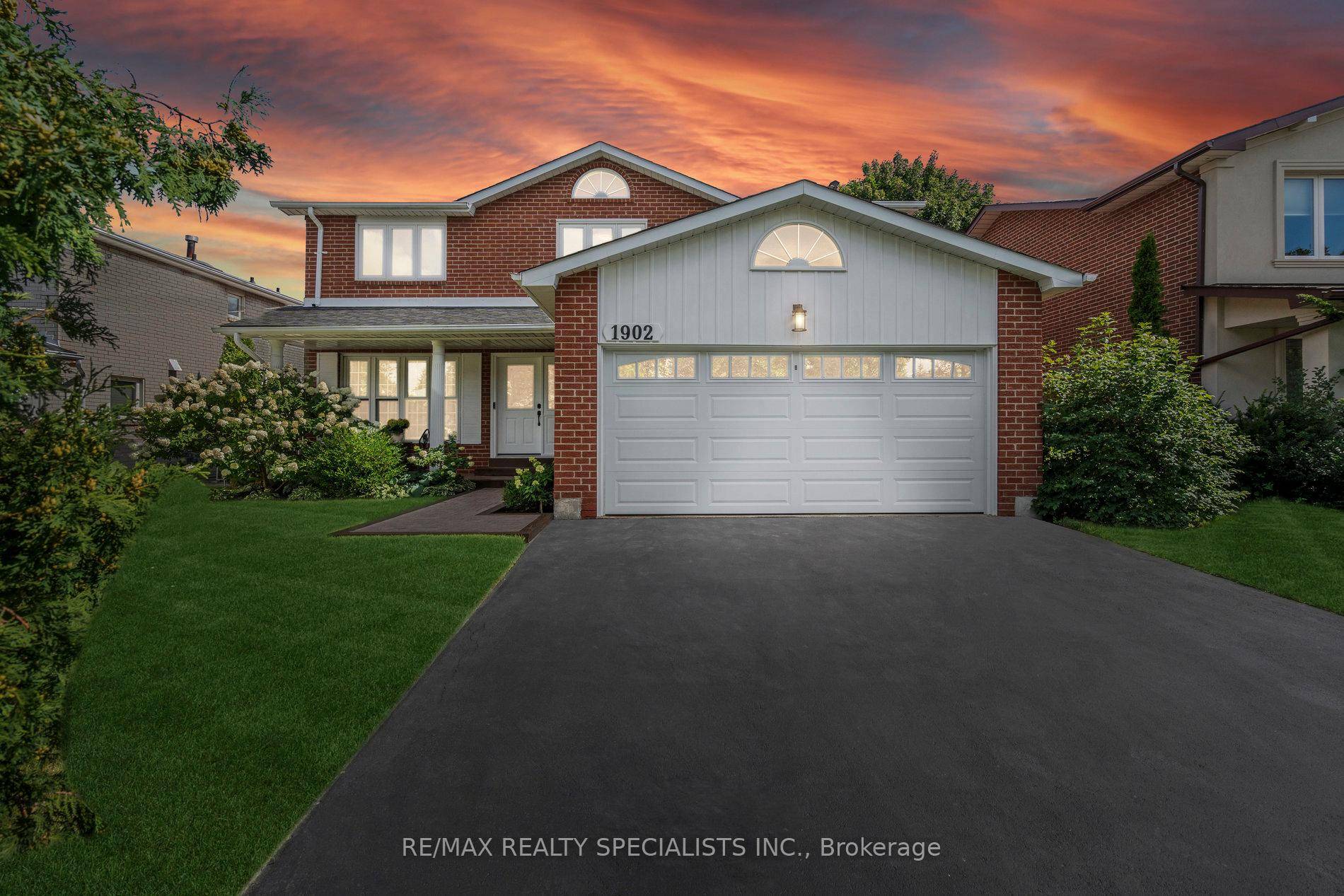 Rockwood Village Executive Home with Large Inground Pool amp ; Walk Out Basement.