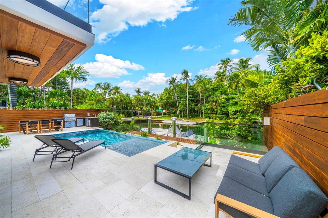 A Modern Boater s Paradise This exceptional waterfront residence in Coconut Grove seamlessly blends architectural elegance with contemporary comfort.