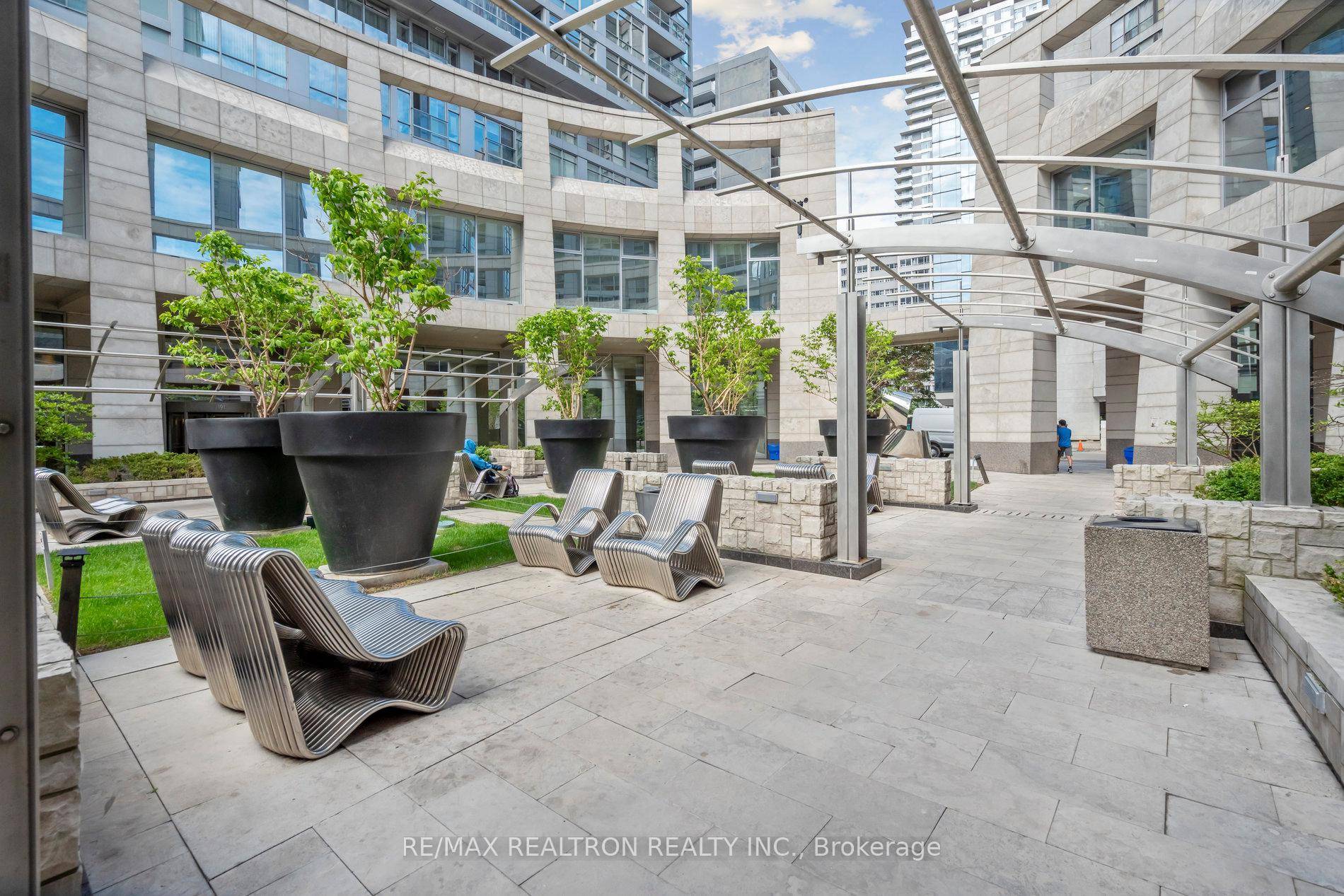 Quantum South Tower by Minto Experience the best of Midtown condo living in one of the area's most sought after buildings, perfectly situated at Yonge amp ; Eglinton where two ...