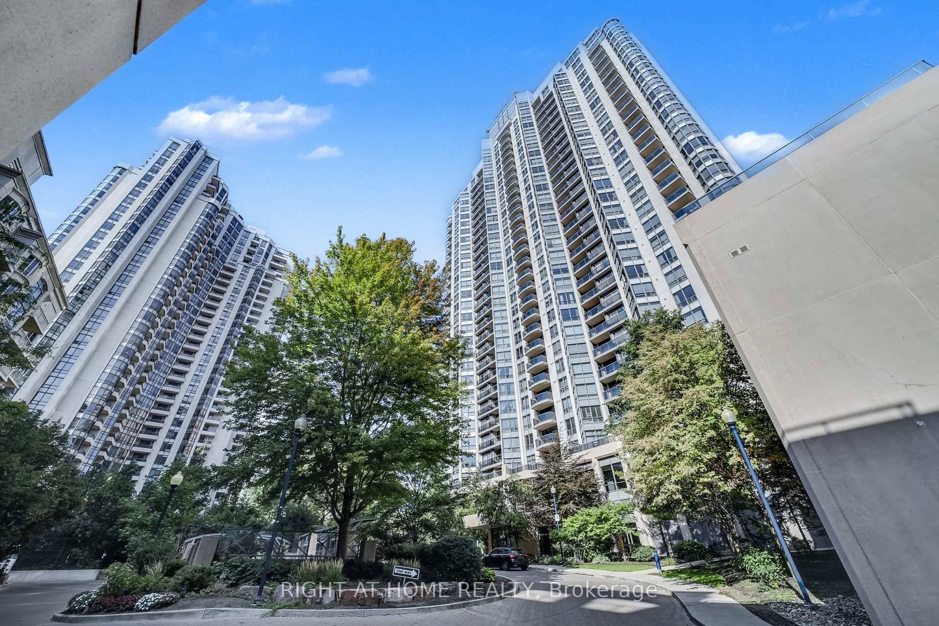 Welcome home to this beautiful and bright 1 bedroom den suite on the 26th floor of Tridel's Grand Triomphe.