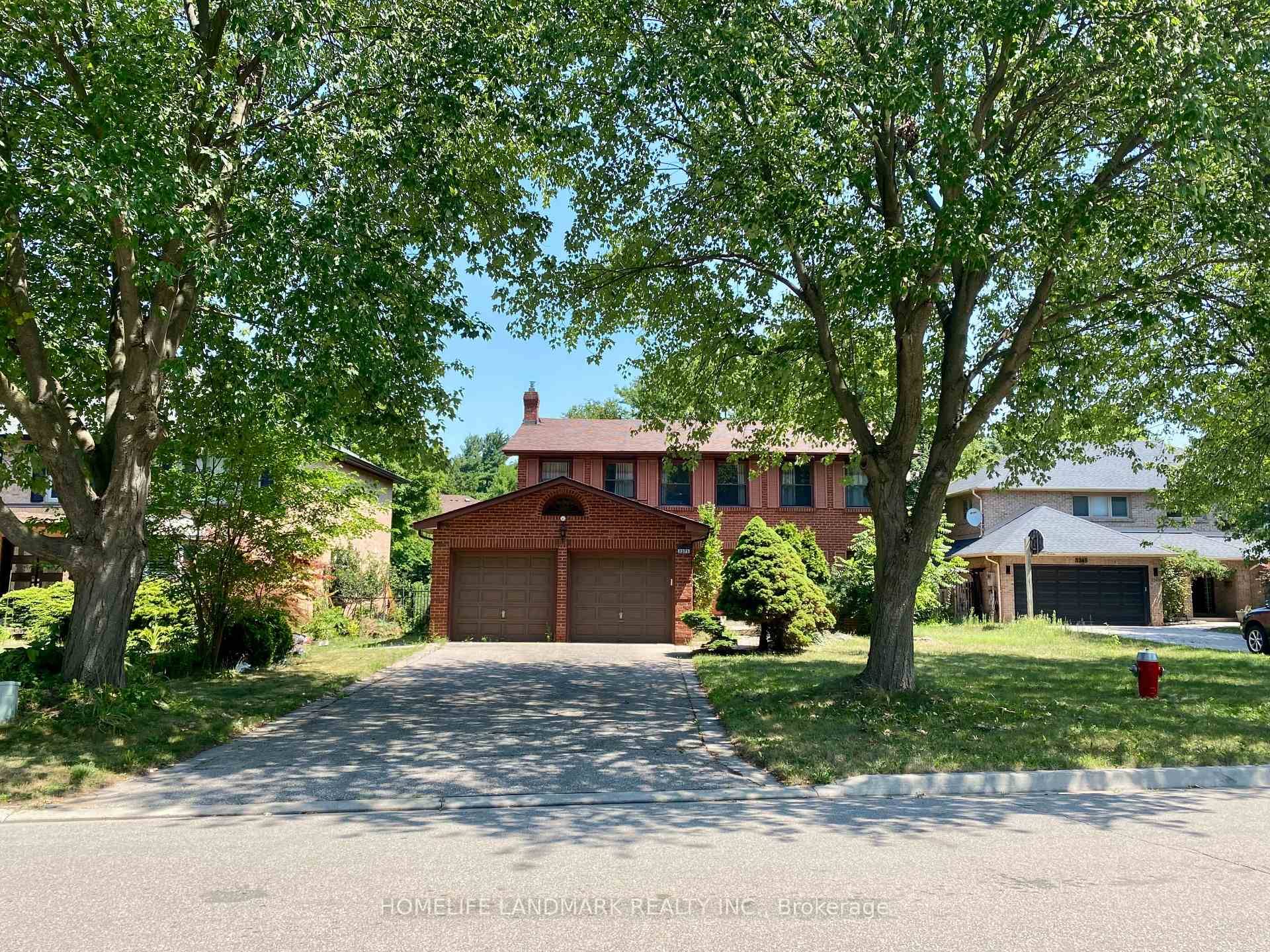 1 Bright Bedroom on Second Floor In Erin Mills, Quiet Cul De Sac.